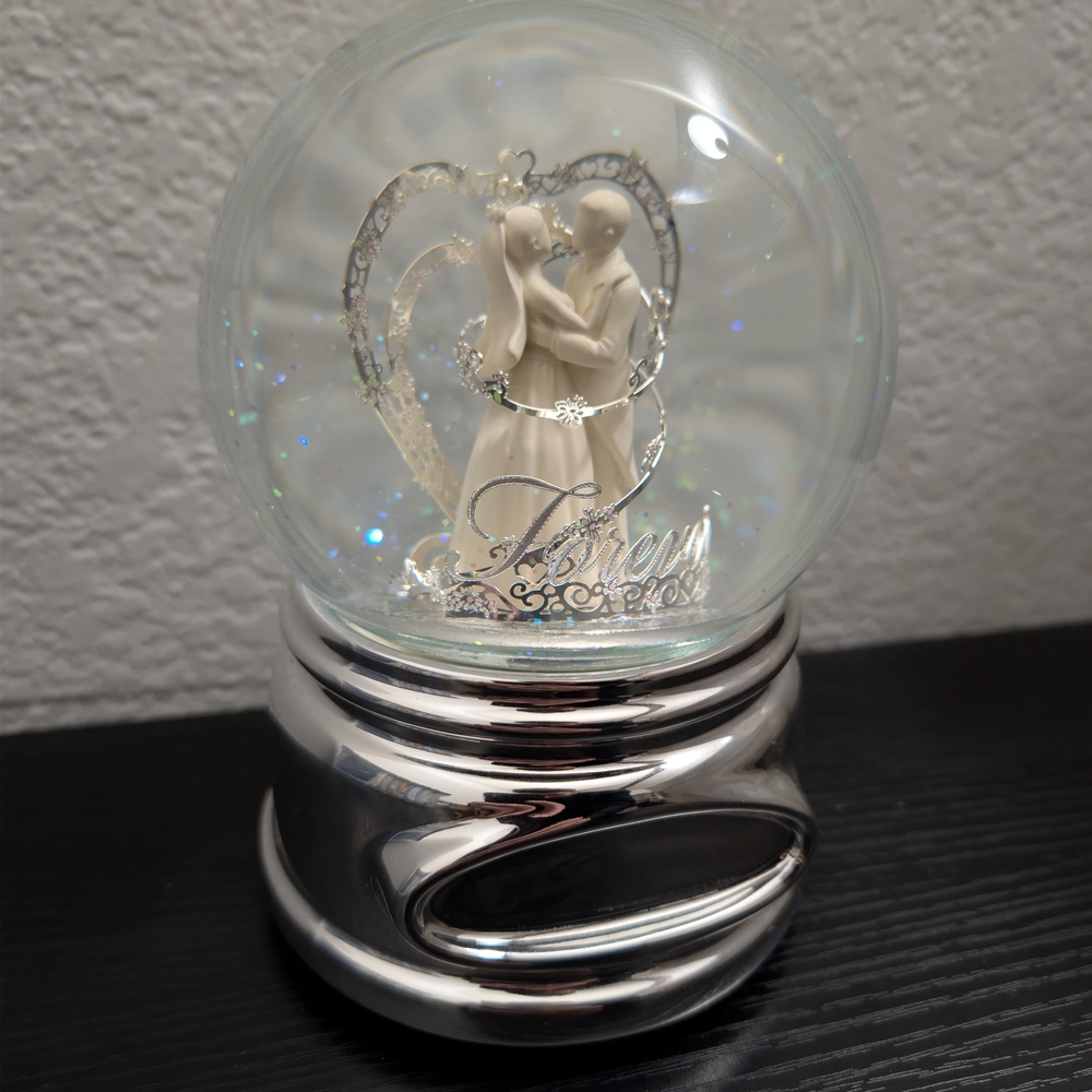 Silver Wedding Couple Snow Globe